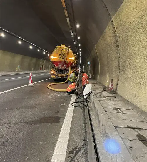 南木林隧道排水渠清淤